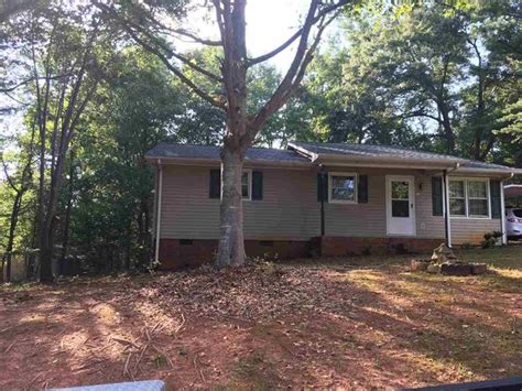 123 Cannon Cir Wellford Sc 29385 ®