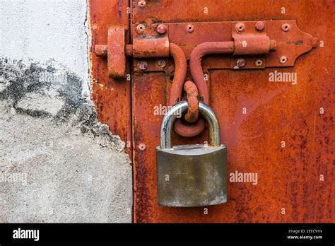 metal door with lock and rust Stock Photo - Alamy