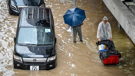 Al Menos Dos Muertos Y Cientos De Heridos Por Las Mayores Lluvias