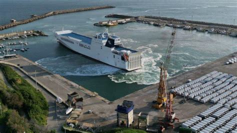 Porto di Vasto ormeggia nave da 209 metri per limbarco di furgoni È