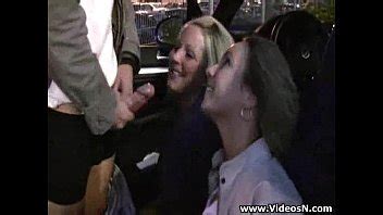 Dos chicas folladas por extraño en el estacionamiento XVIDEOS