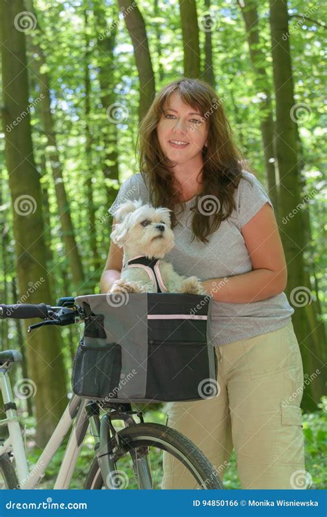 Kvinna Som Rider En Cykel Med Hennes Hund Arkivfoto Bild Av Sunt