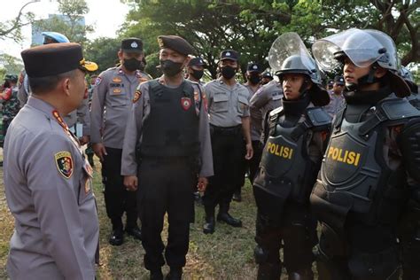 Foto Kapolres Ingatkan Polisi Yang Jaga Demo Kenaikan Harga BBM Beri