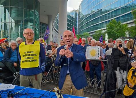 Sanità lombarda sit in con sveglie e spentolate per svegliare