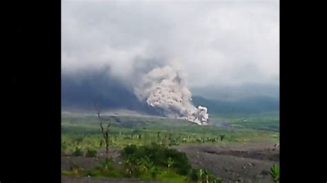 Le Volcan Semeru En Indonésie Est Entré En éruption