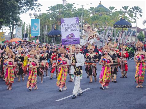 Kolaborasi Parade Budaya Jember Jembrana Pukau Ribuan Warga