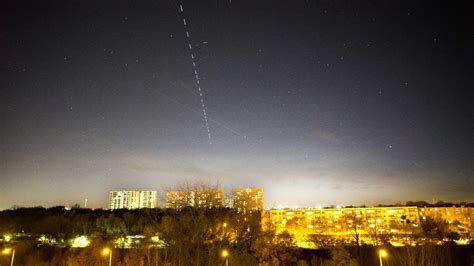 Mamy nagranie przelotu Starlinków nad Polską Nocne Niebo