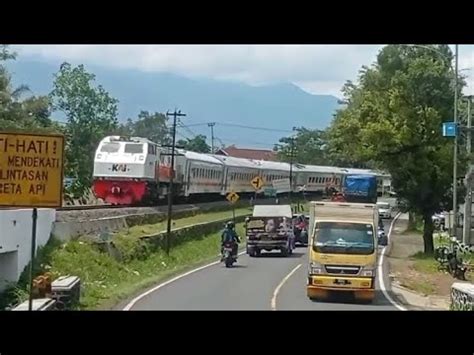 Kereta Api Serayu Tahan Sinyal Sebelum Memasuki Stasiun Ciawi