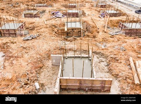 Construction de piliers en béton dans le site les formes temporaires