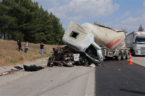 Adanada otobanda zincirleme trafik kazası 1 ölü İhlas Haber Ajansı