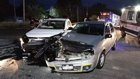 Camioneta Choca Con Autom Vil En Carretera A Tierra Blanca