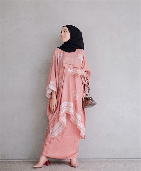 Style Kondangan Hijab Rizky Amelia Feminin Dengan Warna Nude And Bold