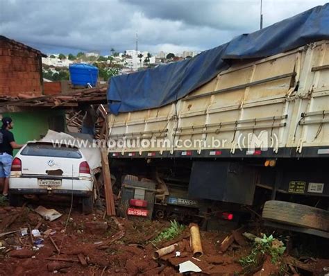 Carreta Estacionada Escapa Marcha E Invade Casa Em Coromandel M Dulo Fm