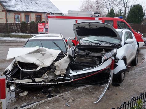 Wypadek W Centrum Wsi Zderzy Y Si Dwa Auta