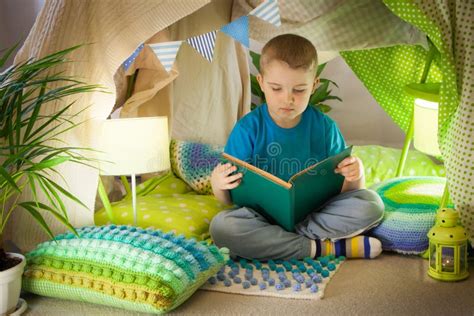 Lese Und Familienspiele Im Zelt Der Kinder Junge Mit Buch Vor Dem