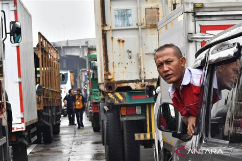 Kemacetan Parah Imbas Aksi Buruh Di Kawasan MM 2100 Bekasi ANTARA News