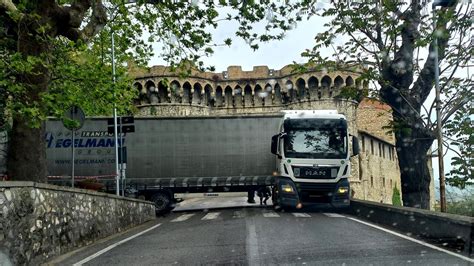 Narni Autoarticolato Incastrato In Prossimit Del Centro Storico