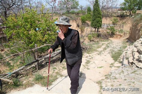 88岁农村大爷，每天独坐山坡上要等1个人，背后故事让人感动 老伴 老人家 新浪新闻