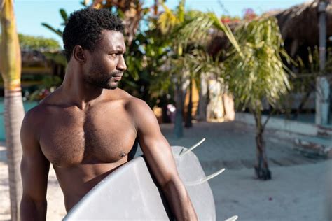 Feliz Homem Afro Americano Segurando A Prancha De Surf Na Praia Passar