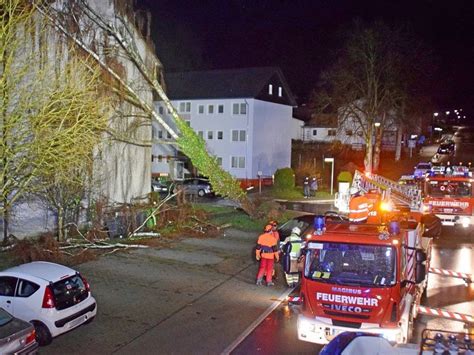 Gewitter In Attendorn Baum St Rzt Auf Mehrfamilienhaus