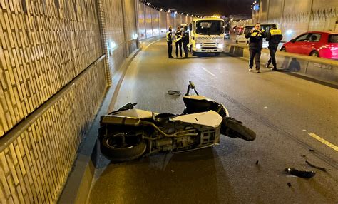 Fallece El Motorista Que Fue Alcanzado Por Un Cami N En El T Nel De