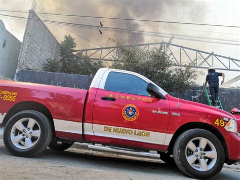 Incendio de terreno baldío causa movilización en Monterrey Telediario