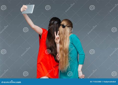 Deux Femmes Comiques Avec Des Visages Couverts Par Des Cheveux Prenant