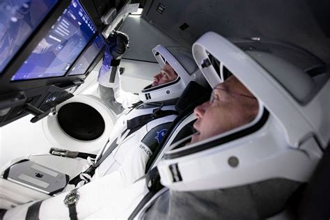 La Nasa Fixe Le Premier Vol Habité De La Capsule Spatiale De Spacex Au