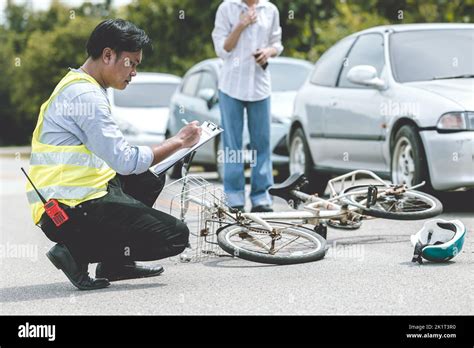 une femme a été choqué par un accident de voiture et a frappé un vélo