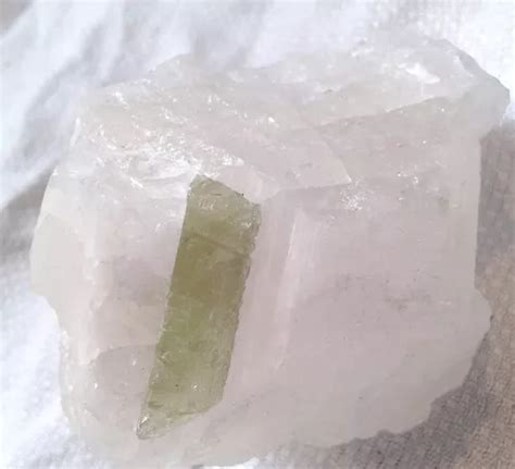 Mineral Cristal Turmalina Verde Verdeita Matriz Roca Cuarzo En Venta En