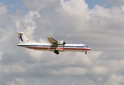 Propeller Airplane Side View — Stock Photo © Icholakov01 11584385