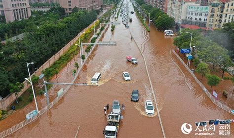 昆明连夜暴雨道路被淹 开启“看海模式” 社会 云南 地方 首页