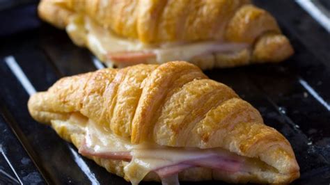 Receta De Croissant De Jamón Y Queso Fácil De Preparar