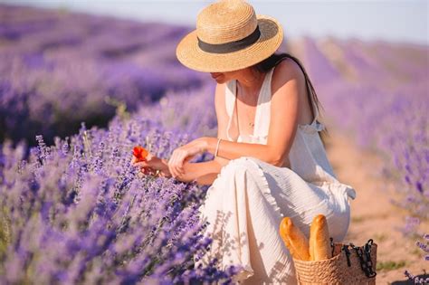 Mujer En Campo De Flores De Lavanda Al Atardecer En Vestido Blanco Y