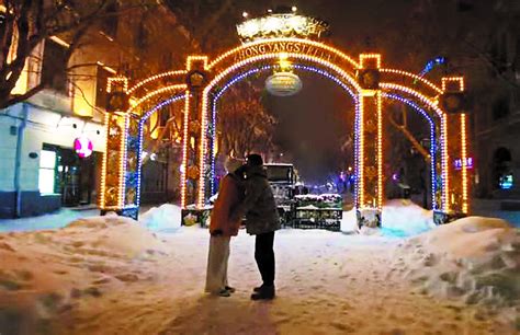 19日22时哈尔滨中央大街游客“乘雪”而来