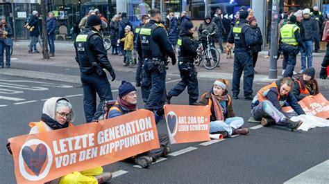 Letzte Generation In Berlin Gro E Kreuzung Nahe Der A Blockiert