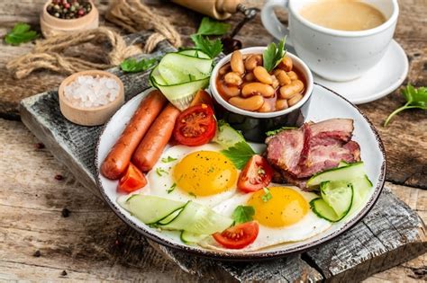 Desayuno inglés tradicional con huevos fritos tocino frijoles café y