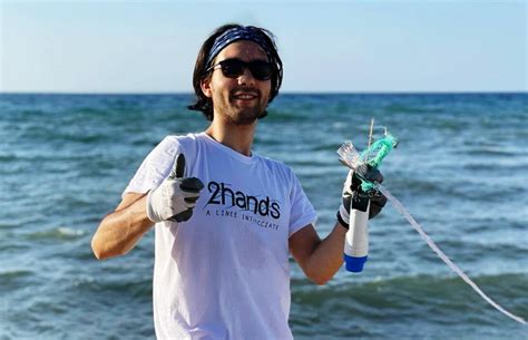 A Cala San Giacomo Eternit Fra Ciottoli E Scarti Edili Hands Molfetta