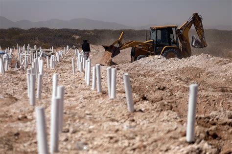 Autoridades en Ciudad Juárez sepultan cuerpos no identificados Grupo