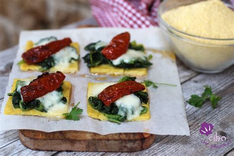 Crostini Di Polenta Al Forno Con Cime Di Rapa E Pomodori Secchi Cibo