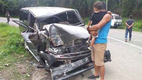 Kijang Commando Tabrakan Dengan Truk Tangki Semen Di Km Juli Tiga