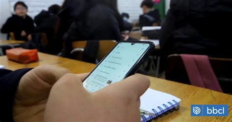 Cámara aprueba proyecto que prohíbe uso de celulares en Educación