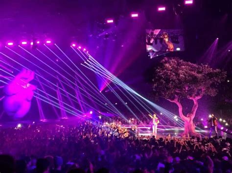 Sur la scène de lAccorHotels Arena PNL en pleine communion avec son