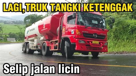 Truk Tangki Pertamina Ketenggak Akibat Jalan Licin Sampe Bannya Ngebul