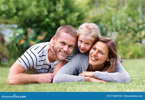 Feliz Abrazo Familiar Retrato De Una Familia Feliz De Tres Personas