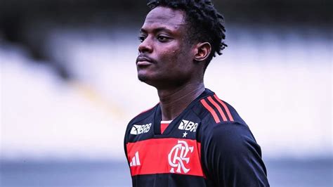 Shola destaca emoção estreia no time profissional do Flamengo