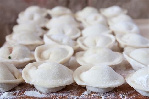 Proceso De Elaboraci N De Pelmeni Alb Ndigas Caseros Sobre Tabla De