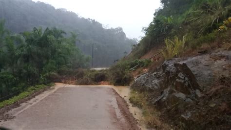 Queda de barreira interdita rua na Tifa Monos em Jaraguá Diário da