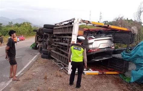 Kecelakaan Di Kolaka Utara Truk Terbalik 5 Mobil Baru Rusak Parah