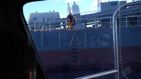 Pr Ctico De Puerto As Es Su Trabajo En La Piel A Bordo Del Barco